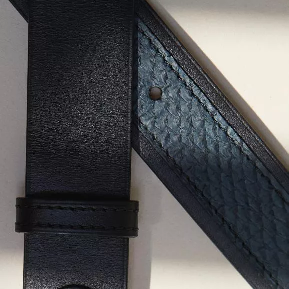 En 2022, jetez-vous à l’eau ! 💦
Adoptez le cuir marin avec cette ceinture unique de chez @vaincourt_paris.
Pour un look rock à la fois élégant et responsable… ♻️
In 2022, throw yourself into the water! 💦
Embrace the marine leather with this unique belt from Vaincourt.
For a rock look that's both stylish and responsible... ♻️
#vaincourt #cuirmarin #luxemadeinfrance #savoirfairefrancais #cuirrecyclé #ceinture #lebonmarche