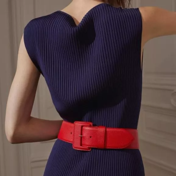 One dress, 3 belts, 3 looks. 
Belts made in France with care and passion. 
Une robe, 3 ceintures, 3 looks. 
Ceintures fabriquées en France avec soin et passion. 
????????: @julie_balzeau 
#vaincourt #belt #madeinfeance #elegance #maroquinerie #leatherwork #luxurybelts #accessoire #EntrepriseDuPatrimoineVivant #France